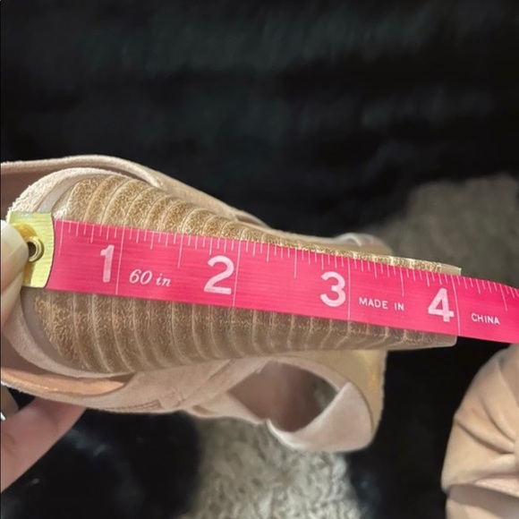 Blush pink Vince Camuto heels. - Picture 3 of 7